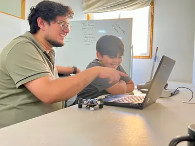 Diego y Lucas trabajando en proyecto de robótica
