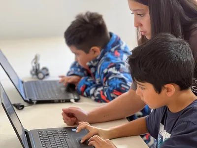 Estudiantes programando y creando proyectos tecnológicos
