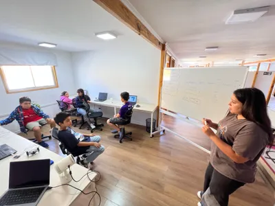 Estudiantes creando proyectos tecnológicos en taller
