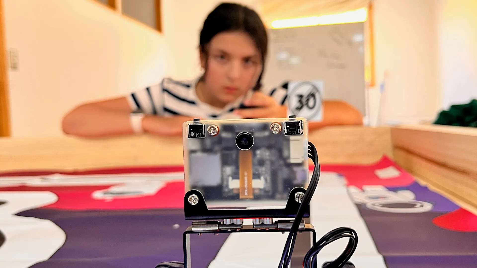 Robot Micro:bit con LEDs encendidos en taller de robótica de Centro Voltics