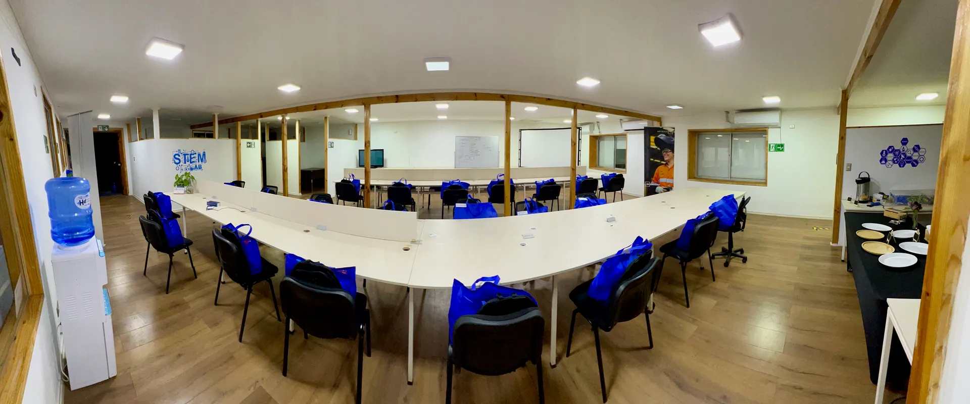 Vista general de la sala de Centro Voltics configurada para capacitación