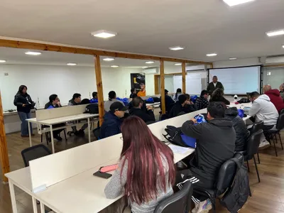Sala con capacitación en curso, 25 participantes