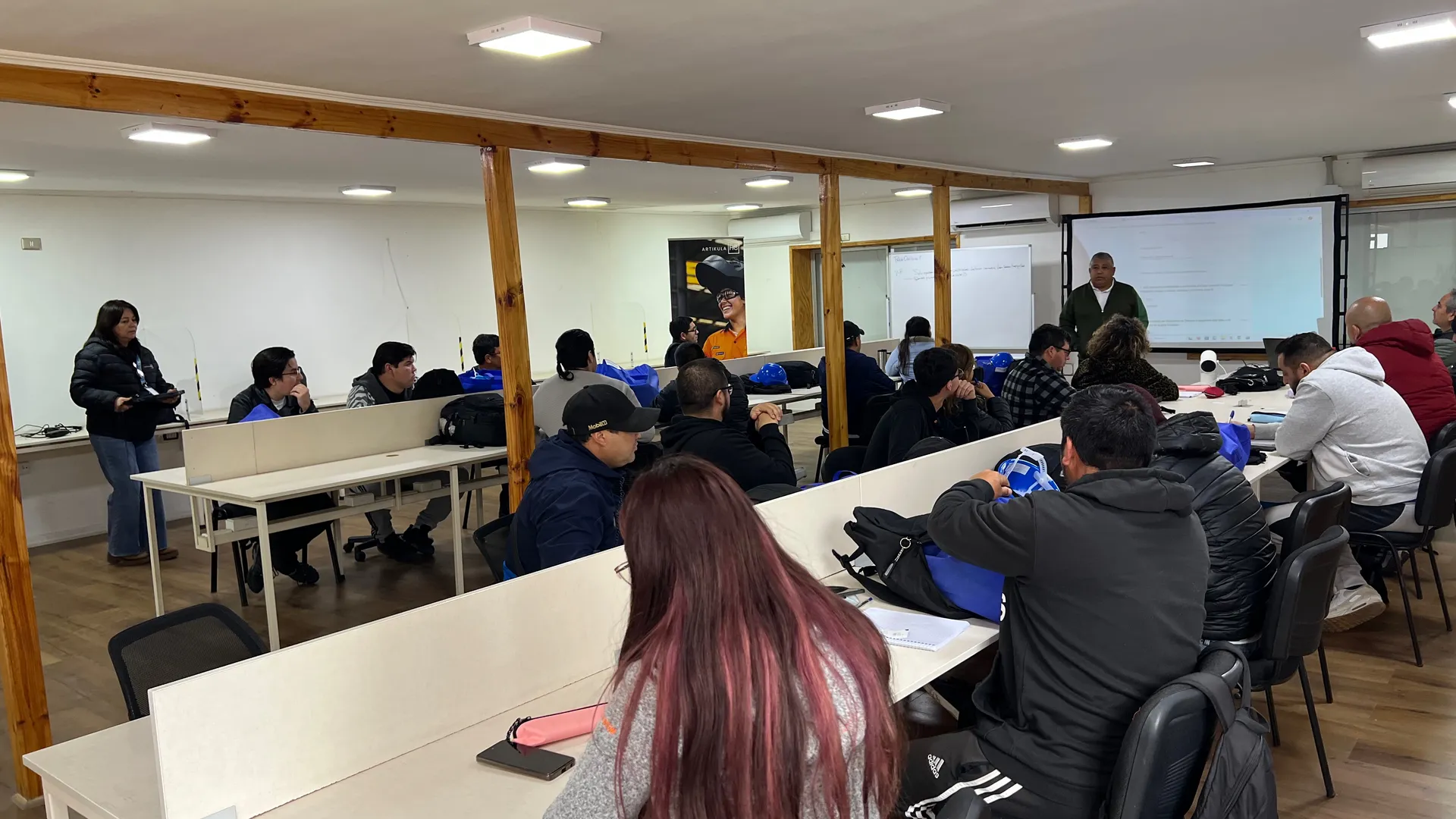 Sala de capacitación equipada con 25 participantes en Centro Voltics