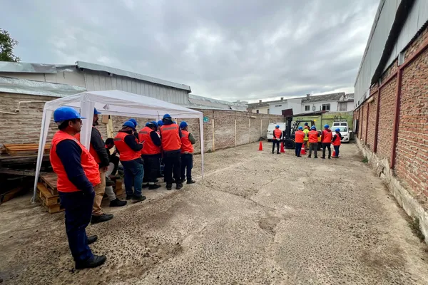 Actividad práctica de certificación en patio exterior de Centro Voltics