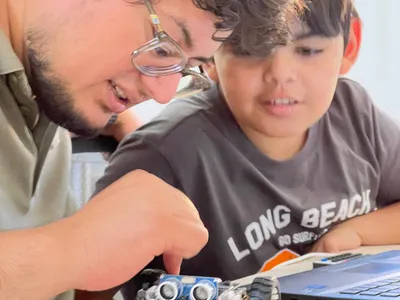 Niños aprendiendo robótica con kits educativos