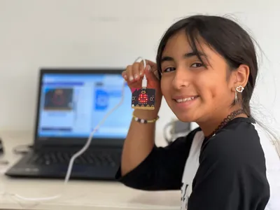 Estudiantes trabajando con electrónica y circuitos en taller STEAM