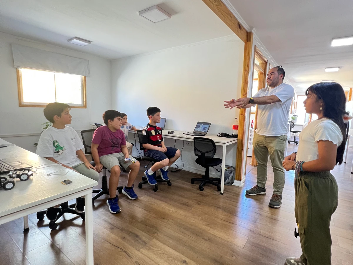 Sala configurada con mesas modulares en grupos