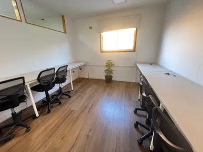 Vista lateral de la sala con equipamiento audiovisual