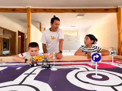 Niños y niñas en actividad STEAM grupal